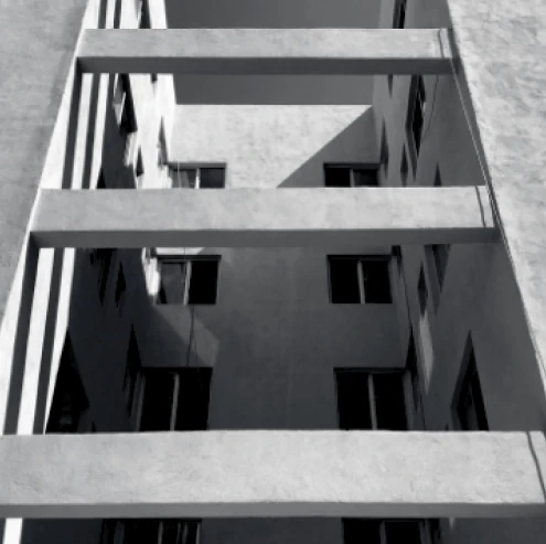 Vista de una estructura arquitectónica, imagen que acompaña el caso de restauración estructural de 2017 en el PDF.